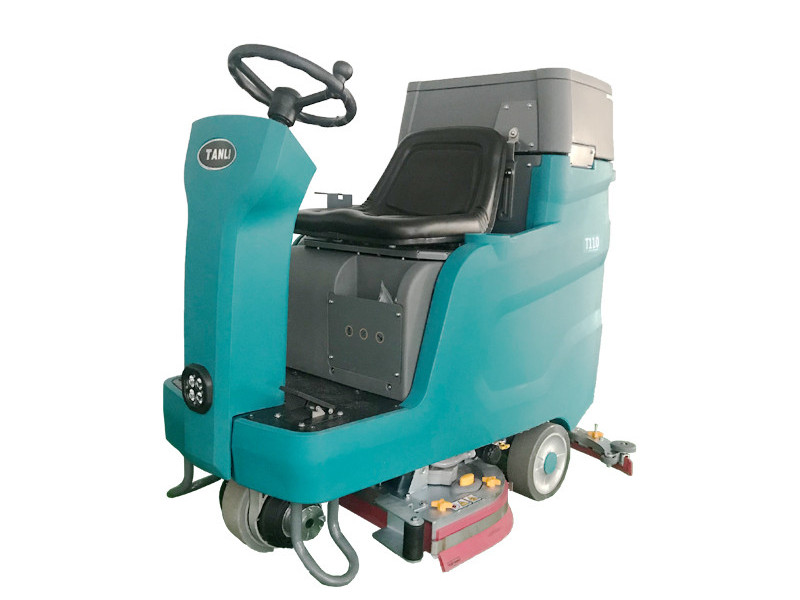 駕駛式洗地機(jī)省時(shí)又省力，值得推薦