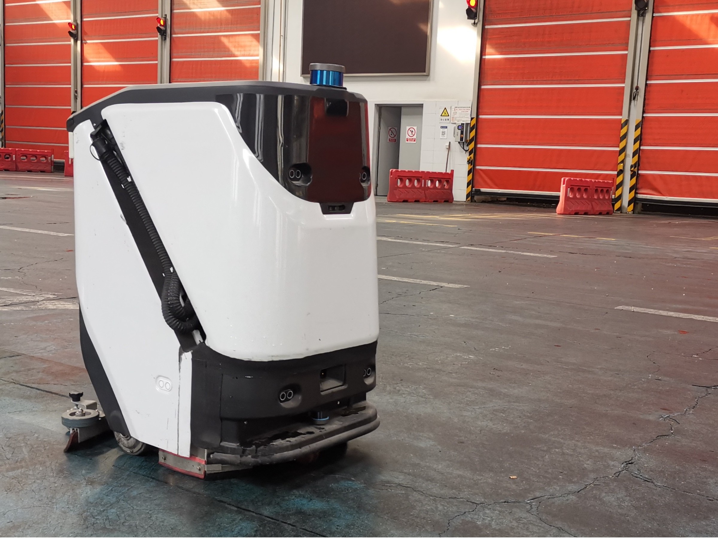 制造業(yè)老板必看：一臺洗地機，年省近20萬？保潔成本該這么算