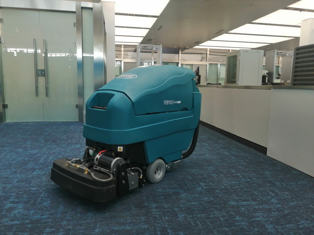 不洗不凈，洗地機讓電競酒店“亮起來”