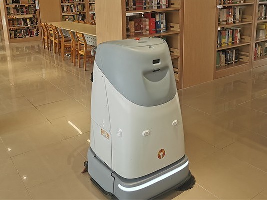 24 小時(shí)不打烊的秘密：這家酒店靠坦力小型無(wú)人洗地車