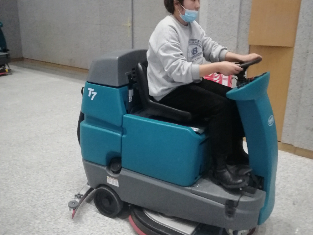 駕駛式洗地機(jī)，工廠車庫的清潔設(shè)備好選擇