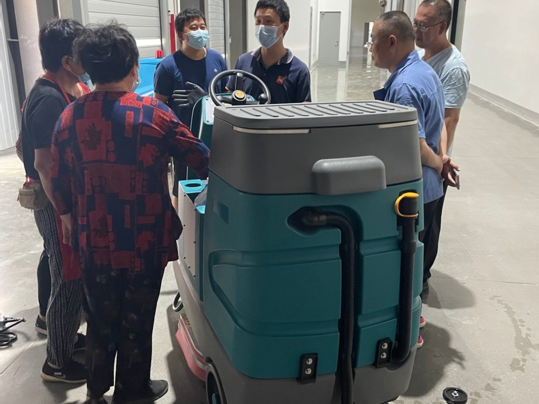 物業(yè)老板在地下車庫用的洗地機(jī)（一 ）