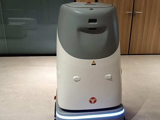 6 星級(jí)酒店靠啥 “吸睛”？坦力無(wú)人掃地機(jī)器人放大招